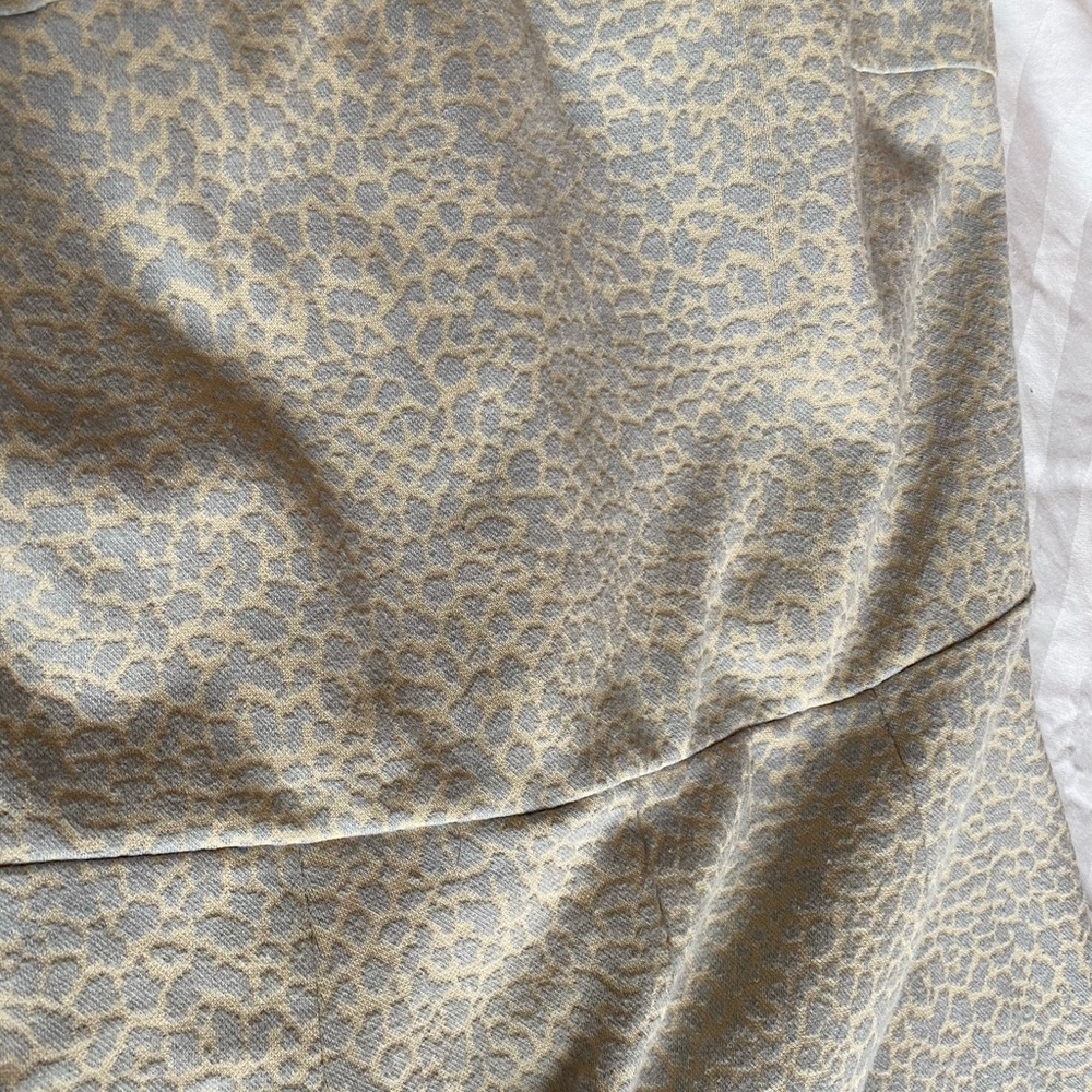 grey pattern romper - Picture 3 of 3